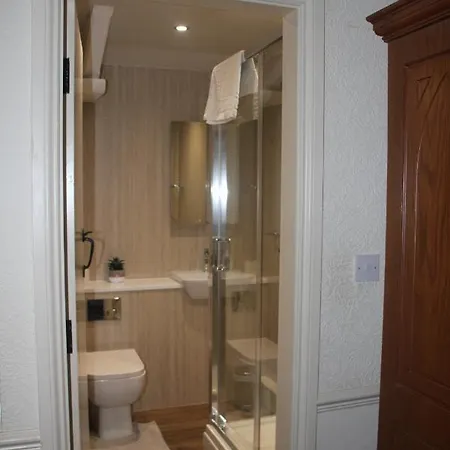 The Red Lion 3*
