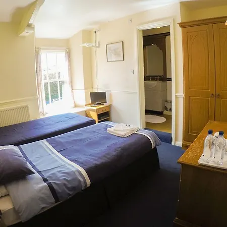 The Red Lion 3*