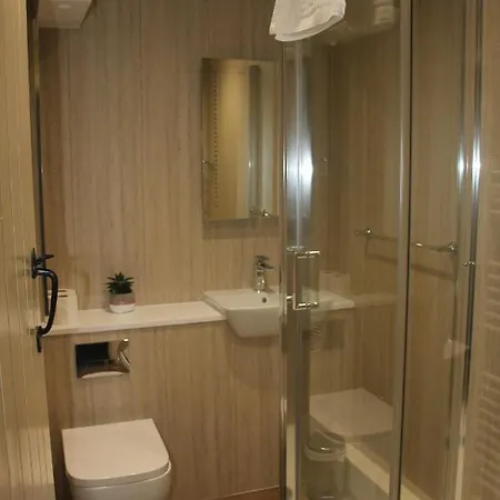The Red Lion 3*